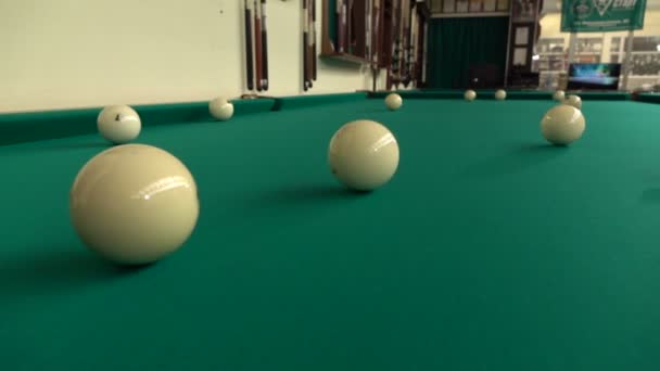 Infolge des Auftreffens des Cue-Balls berührt den Nachbarn und dieser beginnt sich zu drehen — Stockvideo