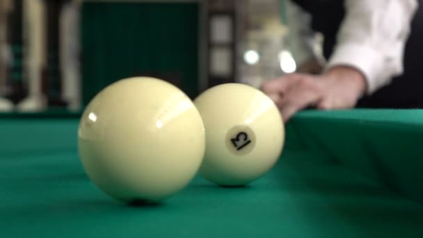 Três bolas de bilhar se movendo no quadro — Vídeo de Stock