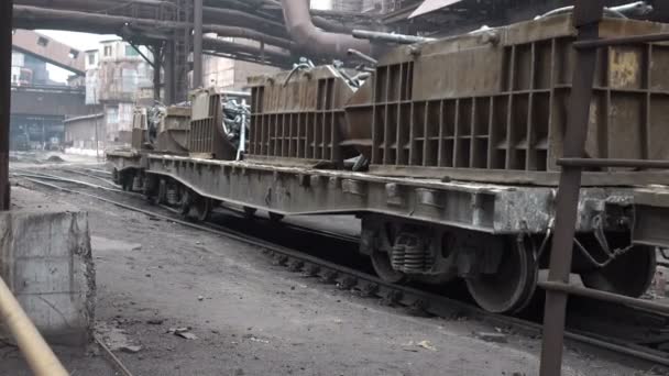 Gondola cars, pulling a scrap metal factory 2 — Stock Video