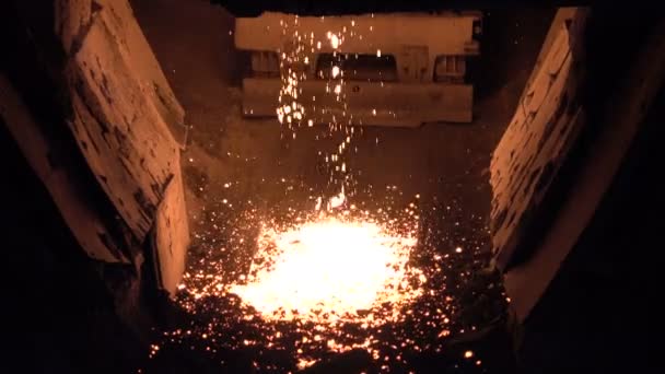 Kapky roztaveného železa — Stock video