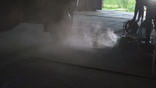 Máquinas de fumaça e trabalho de ventilador no hangar e na máquina de rodas — Vídeo de Stock