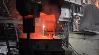 Kırmızı-sıcak metal ile kova