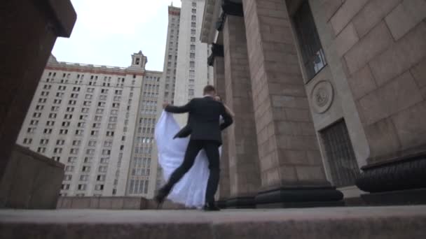 Mariée et marié dansant sur le fond du bâtiment dans la rue — Video