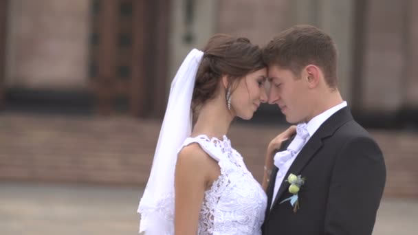 Невеста и жених смотрят друг на друга — стоковое видео