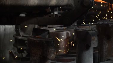 Formları sıcak metal ile doldurulur