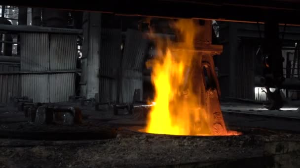 Agarrando la quema deficiente en el fuego de la pieza de trabajo — Vídeo de stock