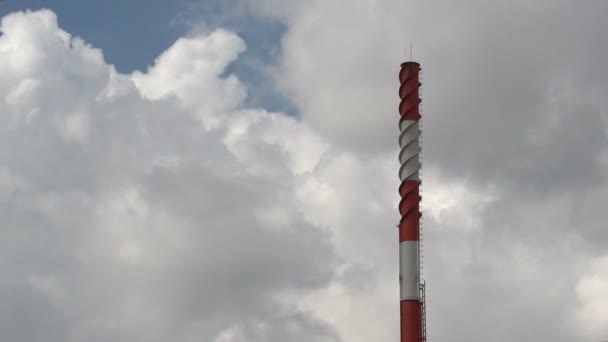 Tubería sobre un fondo de nubes — Vídeos de Stock