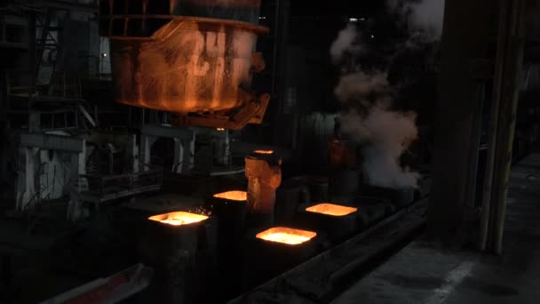 Moldes con metal caliente — Vídeo de stock