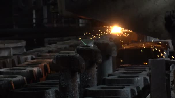 Формы заполнены горячим металлом — стоковое видео