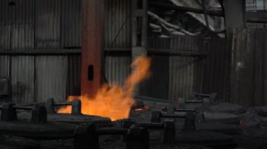 İşlenecek parçanın yangında yanan eksik açgözlü