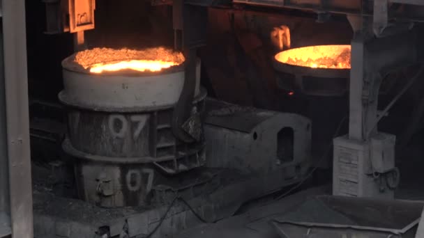 Die aufsteigende heiße Metallpfanne — Stockvideo