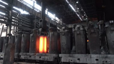 İş, erimiş parçası arabayı formlarında platforma geri