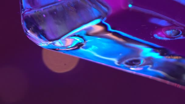 Druppels water uit het ijs in de spotlight — Stockvideo