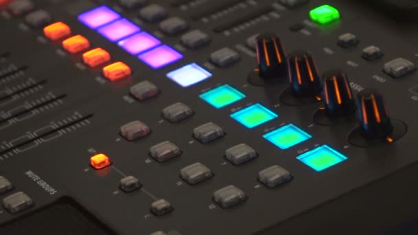 Button on the remote light and sound big — Stock Video