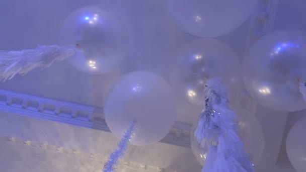 Balões em uma cadeia com decorações — Vídeo de Stock
