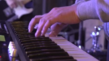 Tuşlar, oynanan Mens el