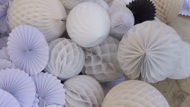 Pelotas de decoración de papel blanco y negro — Vídeo de stock