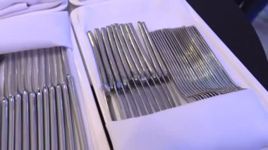 Özenle yığılmış çatal bıçak takımı