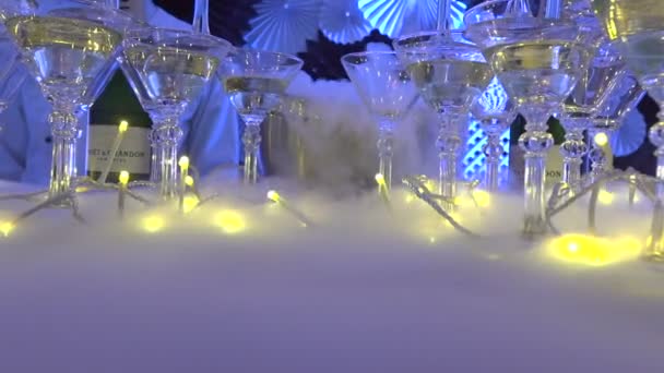 Glass goblets on the leg in the smoke — Stock Video