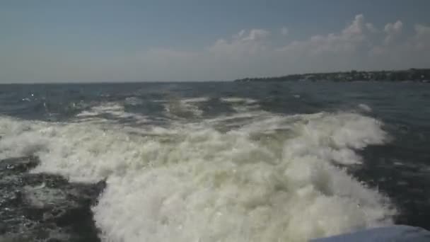Vågorna från båtarna vid floden — Stockvideo