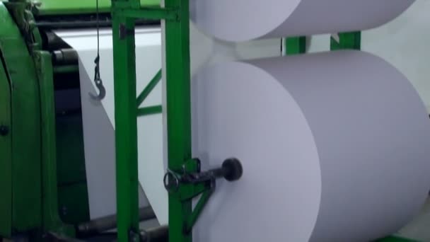 Um rolo de papel largo é girado na máquina para cortes adicionais 5 — Vídeo de Stock