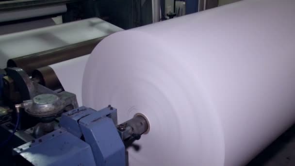 Een breed papierrol wordt gedraaid op de machine voor verdere verlaging van 3 — Stockvideo