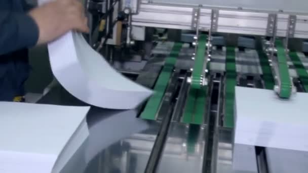 Руки заберат пачка нарезанный бумажный транспортный пояс — стоковое видео
