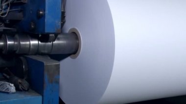 Geniş kağıt rulosunun makineye daha fazla kesim için döndürülmüş