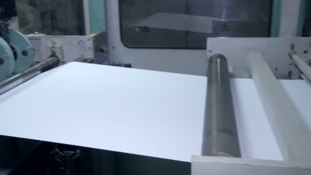 Машина для подготовки бумаги перед резкой — стоковое видео