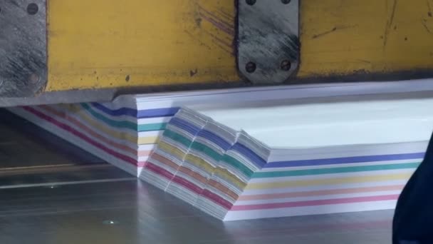 Промышленная резка бумаги для банкнот — стоковое видео