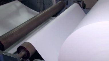 Geniş kağıt rulosunun makineye daha fazla kesim 4 için döndürülmüş