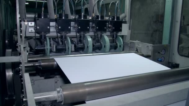 El desenrollado del papel para cortar el tamaño correcto 2 — Vídeos de Stock