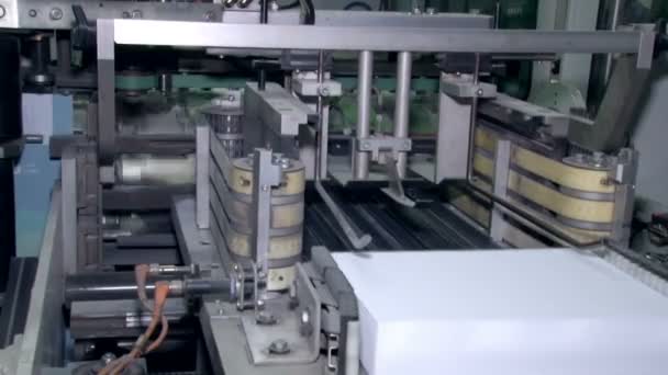 A papír vágott egy futószalagon 4 köteg — Stock videók