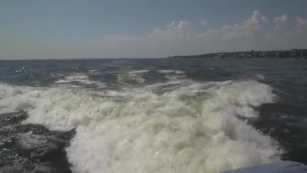 Golven van de boten op de rivier — Stockvideo