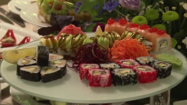 Table pour un banquet. Sushi ! 