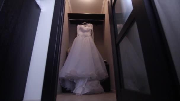 Robe de mariée — Video