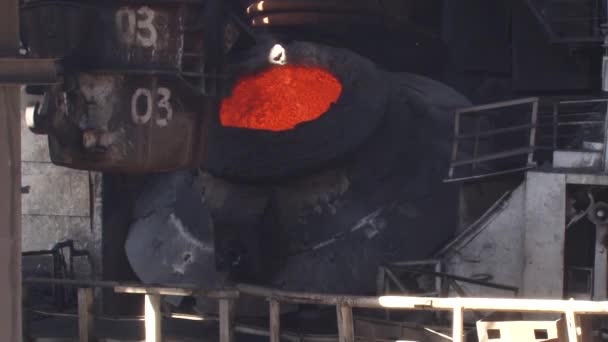 Odlévání železa v bof — Stock video