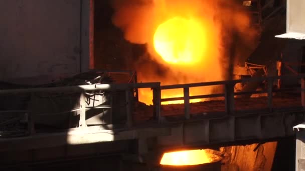 Посмотреть пожар на металлургическом заводе — стоковое видео