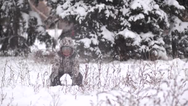Παιδί που ρίχνουν το χιόνι — Αρχείο Βίντεο