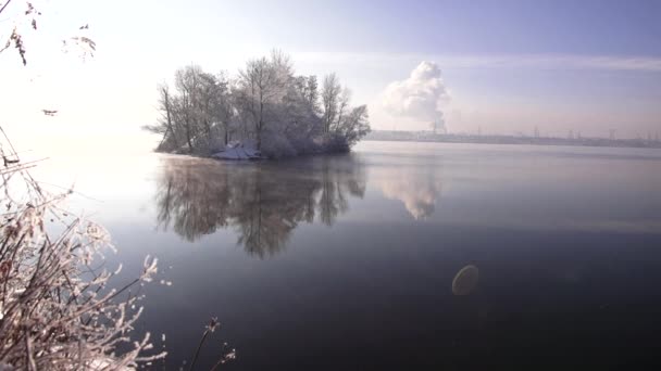 Weergave van de sneeuw bedekte eiland — Stockvideo