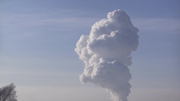 Vapor blanco contra el cielo — Vídeos de Stock