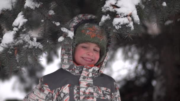 Lindo niño bajo el árbol de Navidad — Vídeos de Stock