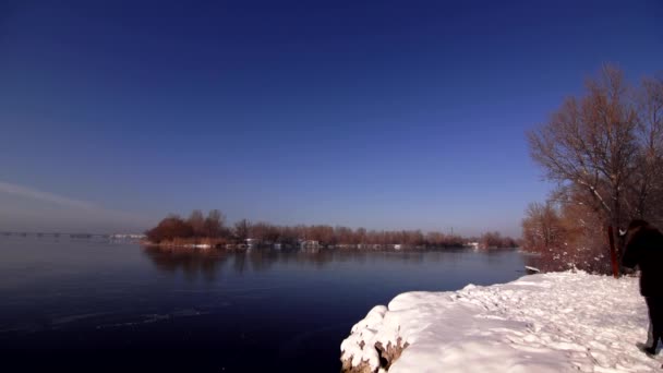 Vista de invierno del río — Vídeos de Stock