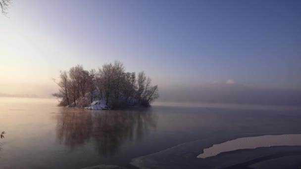 Utsikt över snötäckta ön — Stockvideo