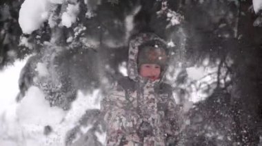 Noel ağacının altında şirin çocuk