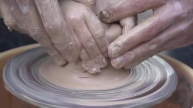 Toprak kap potters tekerlek üzerinde