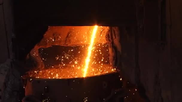 Искры из расплавленного металла — стоковое видео