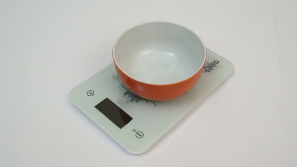 Digital kitchen scale and a bowl with sugar — Stock Video