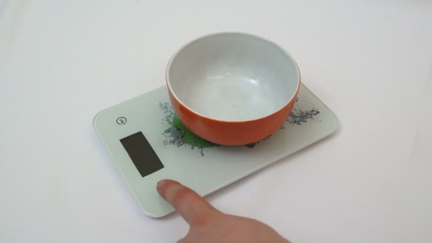 Digital kitchen scale and a bowl with sugar — Stock Video