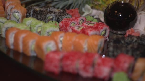 Суши с закусками — стоковое видео